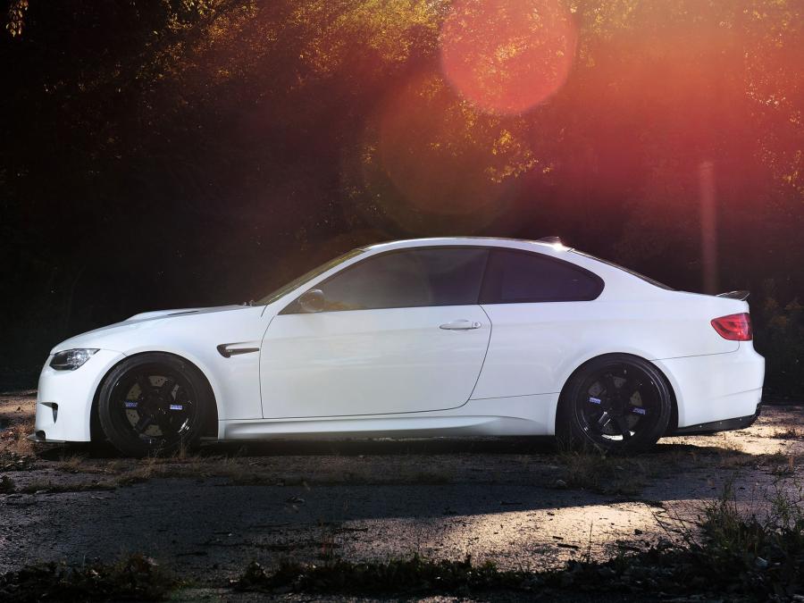  BMW M3 Coupe White by IND Distribution 2012 года  (фото 3 из 6)